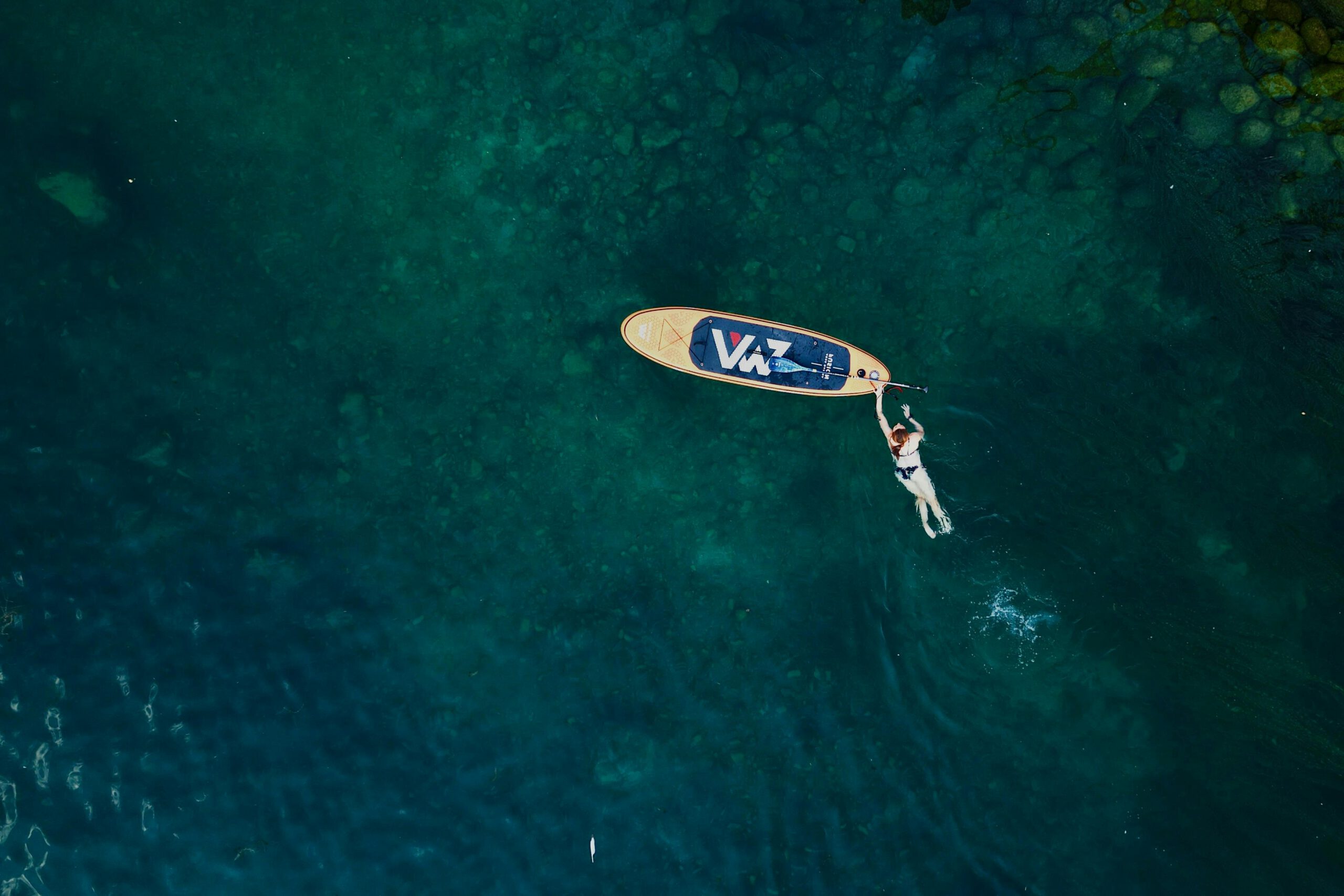 Luftaufnahme Eines Paddleboarders Im Klaren Blauen Wasser