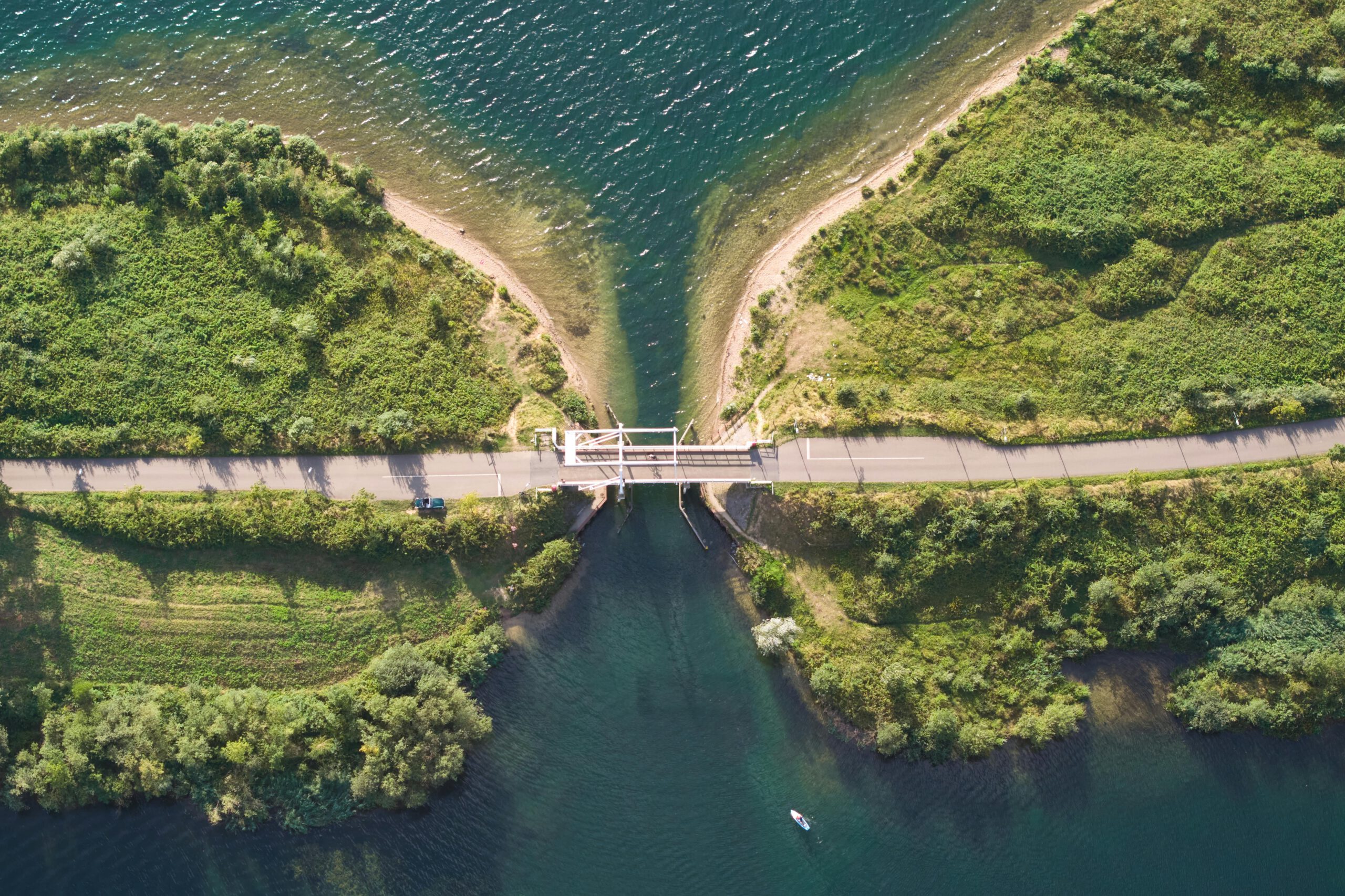 Luftaufnahme Der Brücke über Den Fluss In Linden, Niederlande