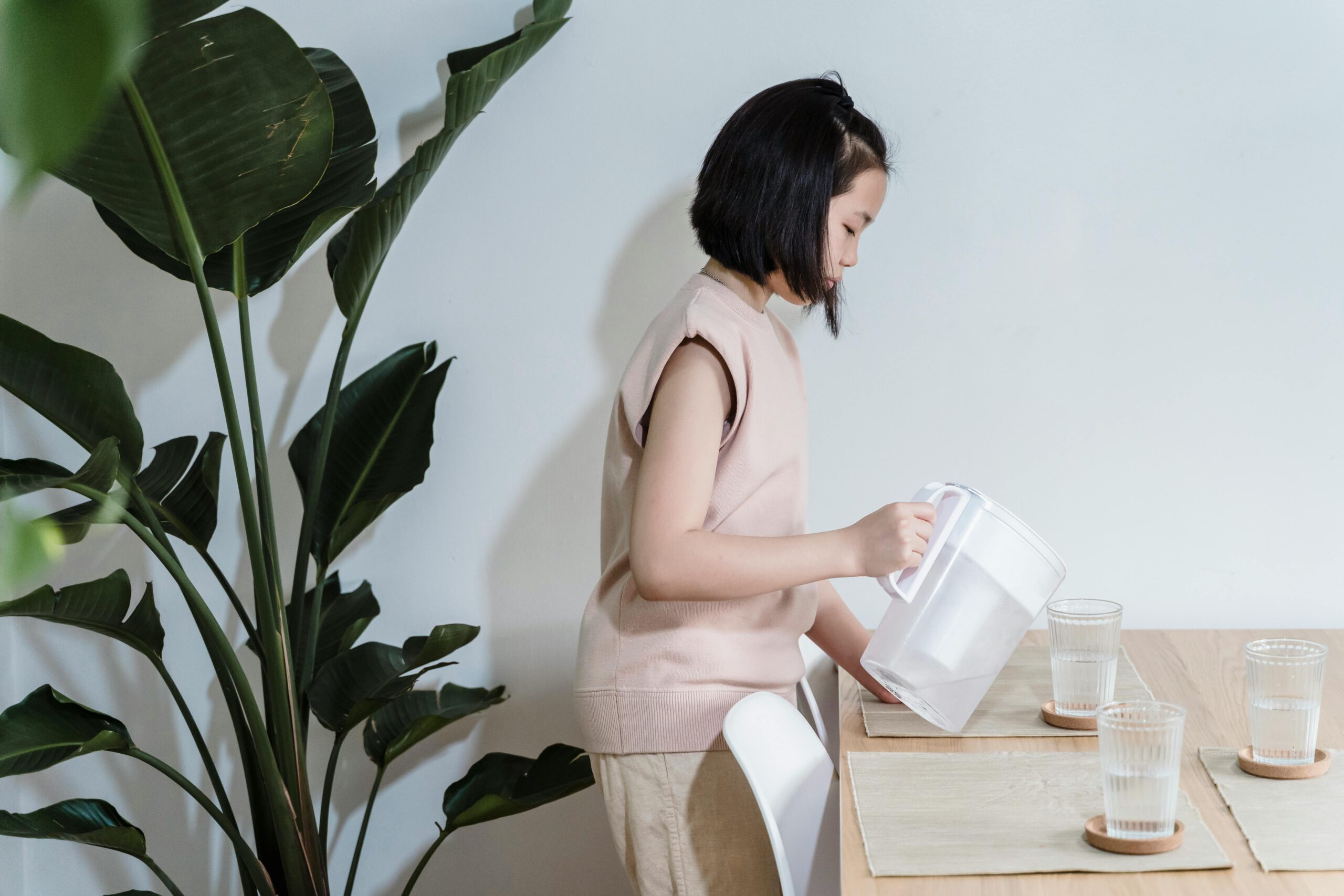 Kostenloses Stock Foto zu asiatin, brille, einfache einrichtung