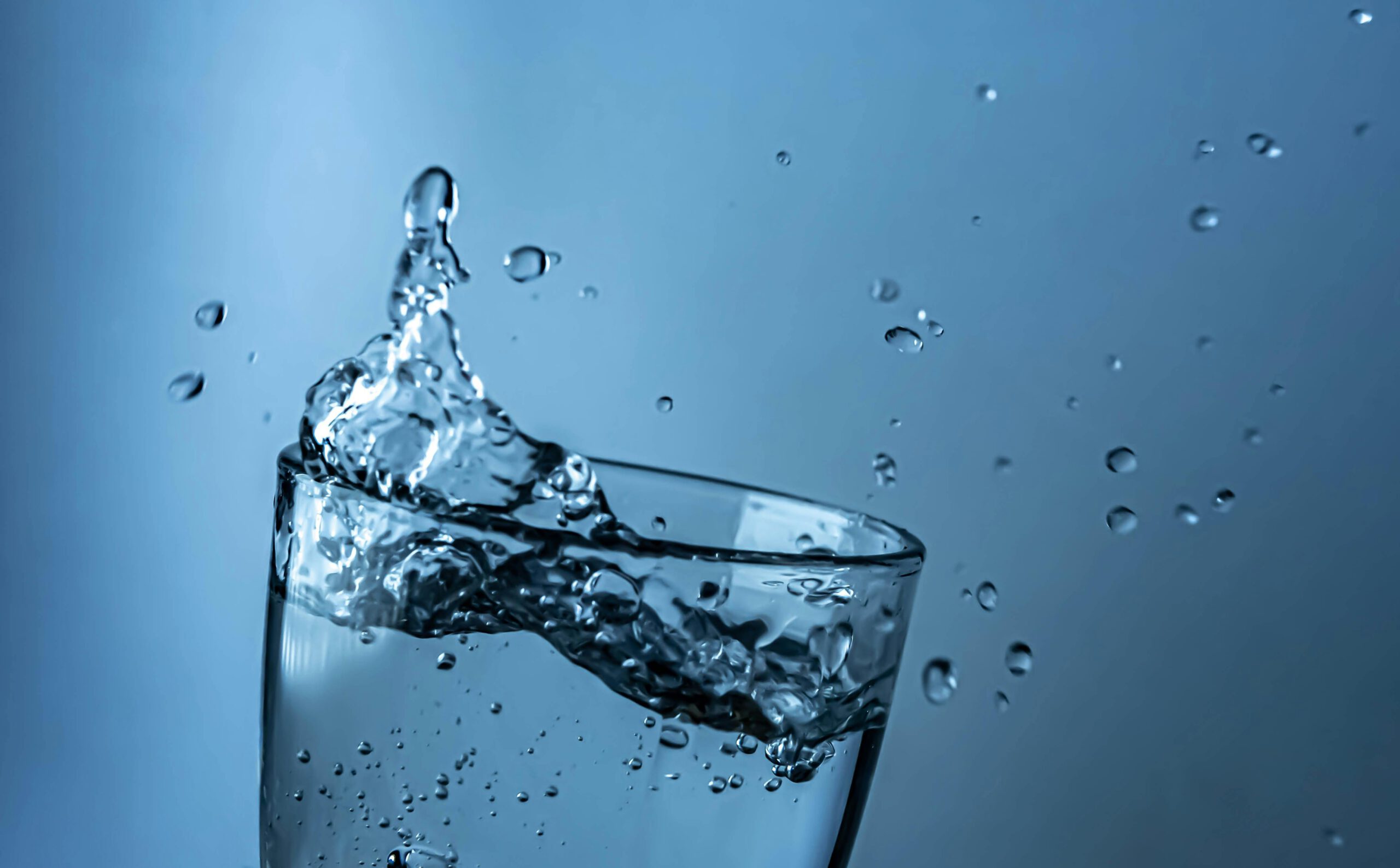 Kostenloses Stock Foto zu ästhetisch, bewegung, blauem hintergrund