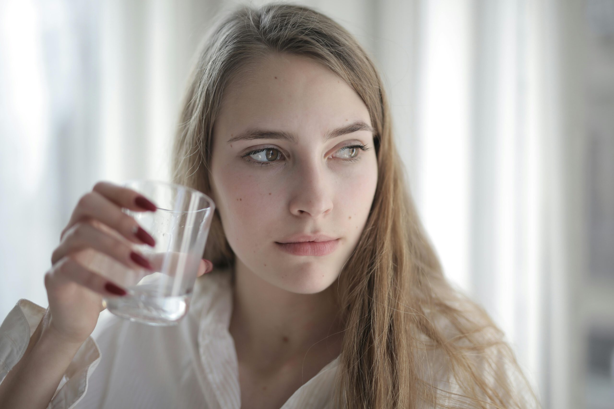 Frau Im Wei&szlig;en Hemd, Das Trinkglas H&auml;lt