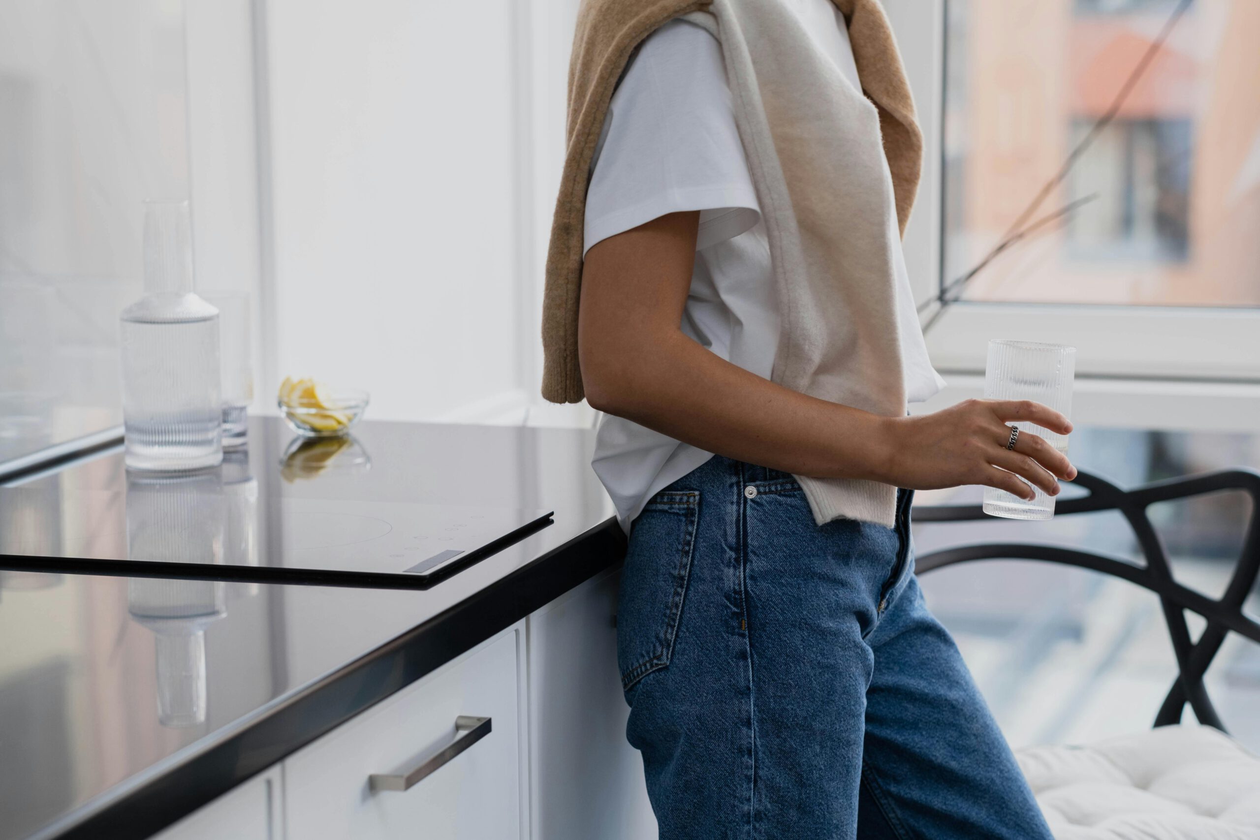 Kostenloses Stock Foto zu #indoor, blaue jeans, einfach