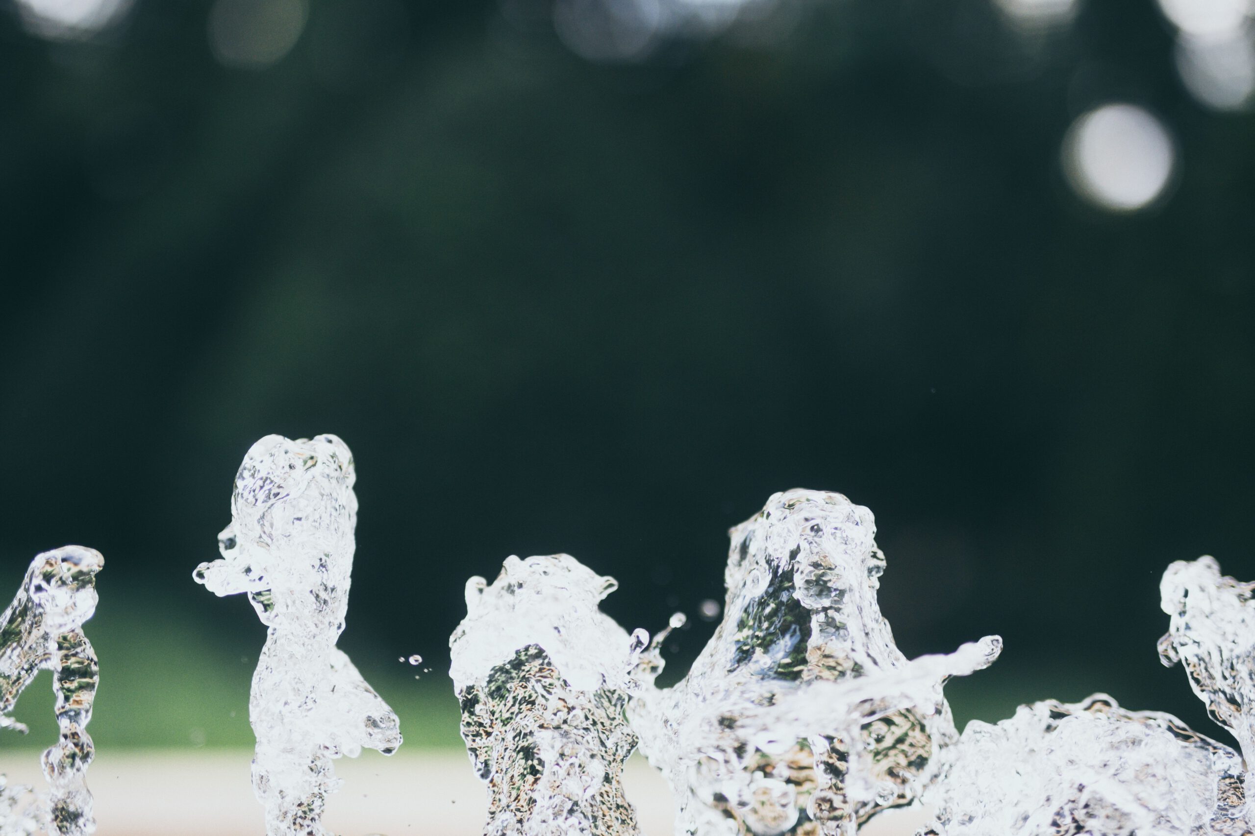 Faszinierende Nahaufnahme von sich bewegenden Wassertropfen vor verschwommenem Hintergrund.