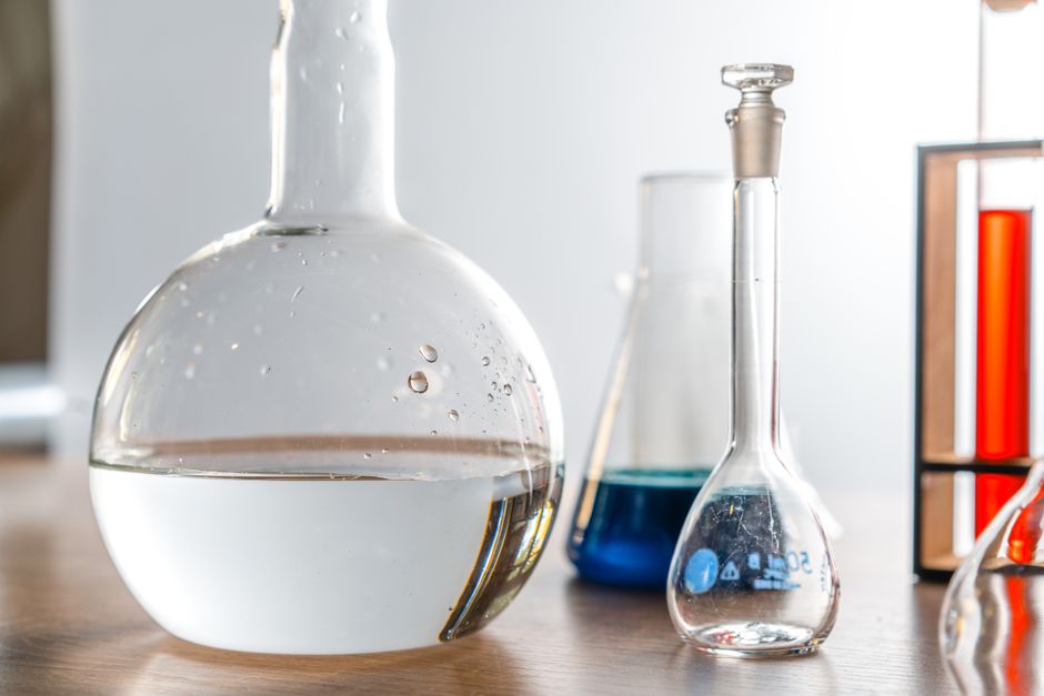 destilliertes Wasser Glas Flasche